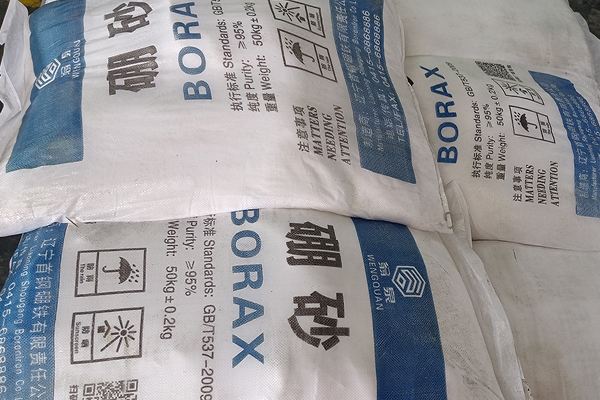 五水硼砂和十水硼砂的結(jié)晶水是如何影響其性能的？