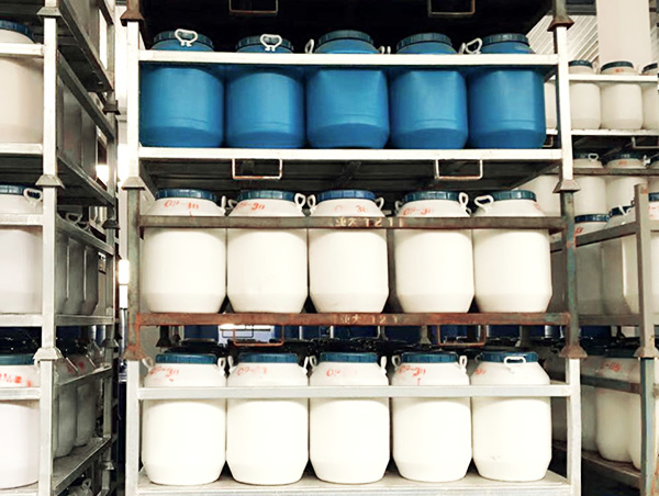 抗靜電劑生產(chǎn)廠家實(shí)建化工告知您：抗靜電劑的分類及選擇